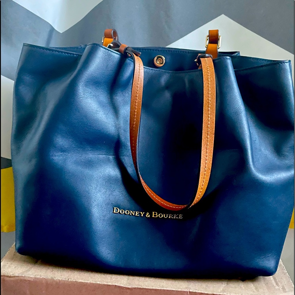 Gorgeous! Dooney & Bourke Large City Flynn Bag